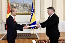 裴黎泰大使（左）递交国书。