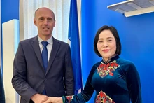 国会副主席阮氏清与普罗万市市长奥利维耶·拉文卡。（图片来源：越通社）