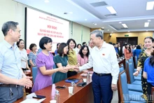 苏林总书记会见河内市选民。（登科 摄）