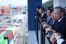 越共中央总书记苏林访问韩国釜山港。