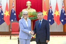 越共中央总书记苏林同澳大利亚总督萨曼莎·莫斯廷握手。