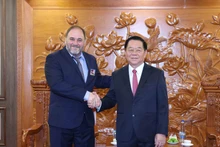 阮重义部长与乌拉圭共产党代表合影。
