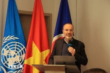 影响力投资与再生经济顾问艾默里克·荣格（Aymeric Jung）在会上发表讲话。（图片来源：越通社）