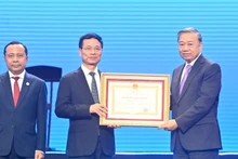 苏林总书记向科技部授予一级劳动勋章。（登科 摄）