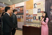 各位代表参观"胡志明同志在中国的革命之路"专题展。