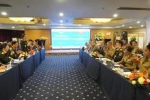 越南人民军青年军官与古巴革命武装力量青年军官的交流座谈活动场景。（图片来源：qdnd.vn）