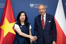 越南外交部副部长黎氏秋姮与波兰外交部国务秘书瓦迪斯瓦夫·特奥菲尔·巴托舍夫斯基。