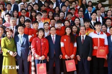 政府总理范明正会见国际竞赛获奖学生。（图片来源：越通社）