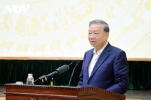 苏林总书记在见面会上致辞。