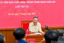 苏林总书记同越共十四届中央委员后备干部培训班学员交流谈话。