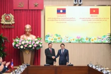 越南公安部长梁三光大将与老挝公安部长万通·贡马尼上将举行会谈。