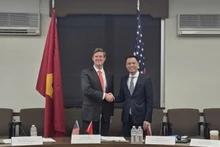 越南外交部副部长邓黄江与美国国务院代理助理国务卿弗利特·怀特共同主持对话。