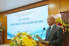 越南和平委员会主席汪周刘发表讲话。