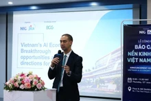 波士顿咨询集团（BCG）董事总经理兼合伙人、公共部门主管阿诺德介绍人工智能经济报告。图片来源：越南之声