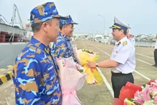 越南海军第二区司令阮文冠少将送花表扬09和17舰编队队员圆满完成任务。
