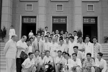 附图:胡志明主席十分重视新闻工作的作用,始终充分运用新闻,并将其视为革命的锐利武器。(图片来源:越通社)