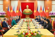 越共中央总书记苏林会见捷克参议院主席米洛什·维斯特奇尔。（水源 摄）