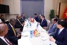 越南政府总理范明正在约翰内斯堡市会见南非总统西里尔·拉马福萨。