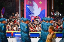 数千名民众聚集在阅兵方队和游行队伍的路径线上，占据观看综合演练的最佳位置。