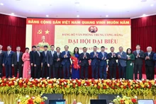 越共中央书记处常务书记陈锦秀送花祝贺2025-2030年任期越南共产党中央办公厅委员会。