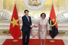 国家主席梁强与安哥拉国民议会议长卡罗莉娜·塞尔凯拉会晤。（图片来源：越通社）