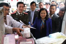 越共十四大医疗保障工作组检查大会医疗保障准备工作。