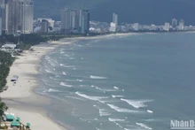 附图：岘港市美溪海滩。