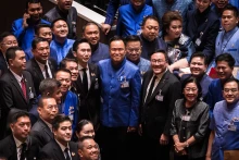 阿努廷·参威拉军（中）再次当选泰国总理。（图片来源：thanhnien.vn）
