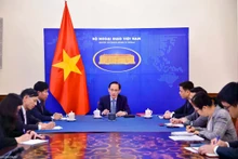 越南外交部长黎怀忠同菲律宾外交部长拉扎罗通电话。