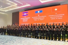 越老柬三国国防部长年度会晤与会代表合影。（图片来源：越通社）