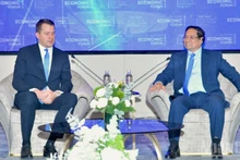 越南政府总理范明正会见世界经济论坛执⾏董事、⾸席技术官马思远。（何清江 摄）