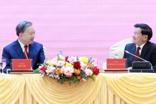 老挝人民革命党中央总书记、老挝国家主席通伦·西苏里通报老挝人革党十二大成果。