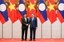 越南国会主席陈青敏会见老挝人民革命党中央总书记、老挝国家主席通伦·西苏里。