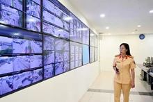 AI摄像系统的投入使用对市民交通行为产生积极影响，并减少了需在现场直接处理违规的交警人数。