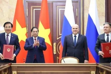越南政府总理范明正与俄罗斯联邦政府总理米哈伊尔·米舒斯京共同见证在越南境内建设核电站合作协议的签署仪式。