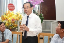 越共中央政治局委员、胡志明市市委书记阮文年同志与《人民报》社南部地区分社干部人员交流。（世英 摄）