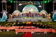 今年赫蒙芦笙节暨野桃花节的亮点是以“芦笙花会”为主题的迎宾艺术节目，以及由500名演员参与的集体表演。