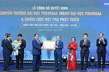 越南政府总理范明正授予有关将“菲尼卡（Phenikaa）大学学院”升格为“菲尼卡大学”的决定书。