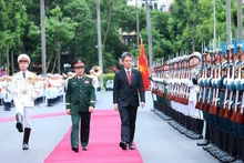 越共中央政治局委员、中央军委副书记、国防部部长潘文江大将在越南国防部总部（河内）主持仪式，欢迎新加坡国防部部长陈振声。（图片来源：越通社）