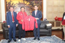越南文化体育旅游部部长阮文雄、越南足球协会执行委员会委员以及动力股份公司领导向越南驻泰国大使范越雄赠送纪念品。