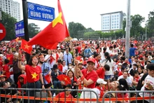 雄王路-阮太学路交叉口被评为观看阅兵式和群众游行的最佳地点。