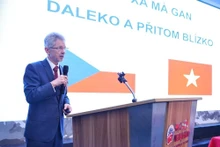 捷克议会参议院主席米洛什·维斯特奇尔与越南外交学院师生交流。