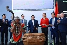 越南政府总理范明正访问南非约翰内斯堡证券交易所。