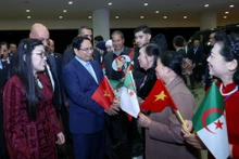 政府总理范明正和夫人会见旅居阿尔及利亚越南侨胞代表。