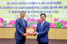 芹苴市委书记黎光松乡俄罗斯联邦委员会第一副主席亚茨金·安德烈·弗拉基米罗维奇赠送纪念品。