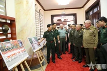 潘文江大将向各国代表介绍有关庆祝越南国庆80周年的图片展。