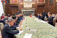 越南国会副主席陈光方与日本众议院议长额贺福志郎会谈场景。（图片来源：越南之声）