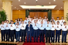 苏林总书记与政府党委常委委员合影。