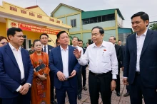 国会主席陈青敏视察义安省兴源乡的选举筹备工作。（图片来源：越通社）