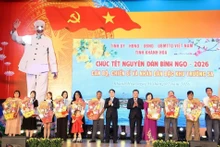 通过异地同步直播活动向长沙特区军民致以新春祝福。